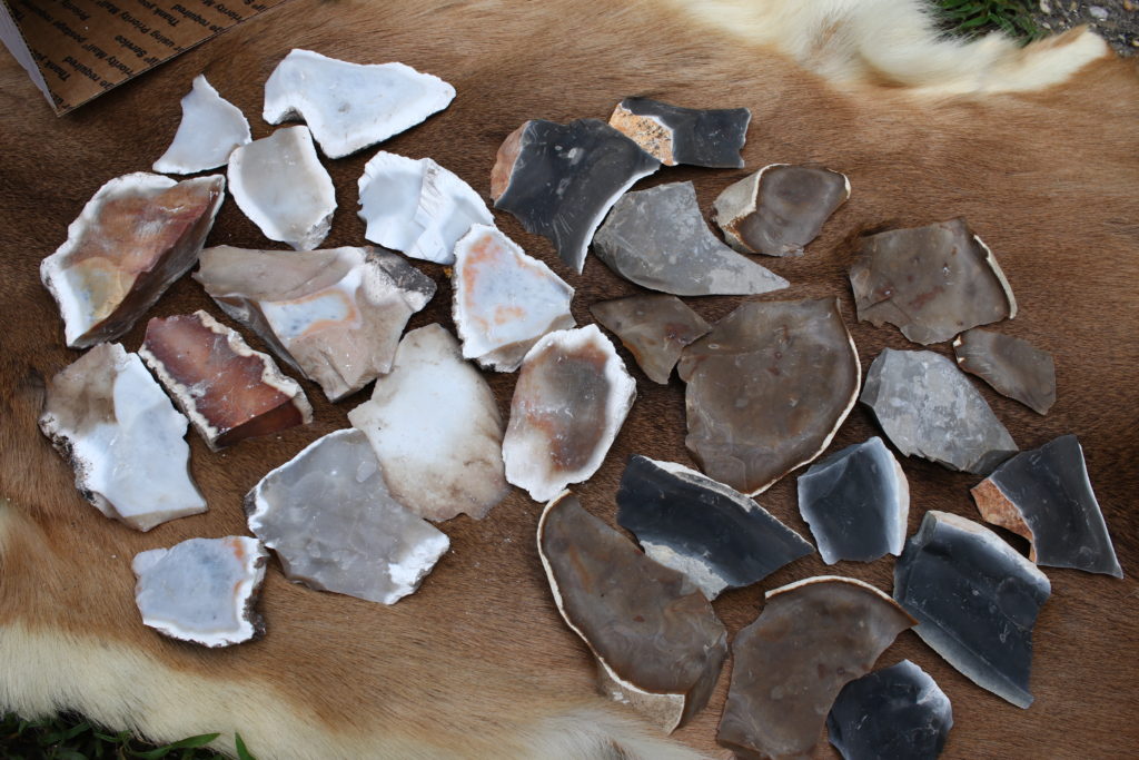 mixed flakes and spalls for flint knapping