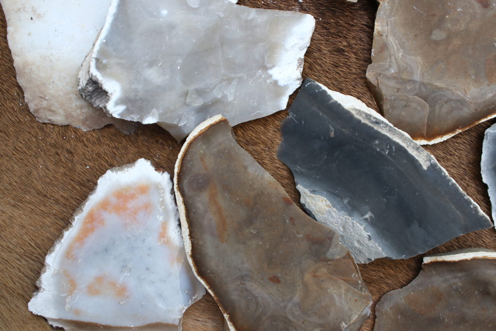 mixed flakes and spalls for flint knapping